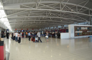 Schalterhalle Flughafen Larnaca Zypern